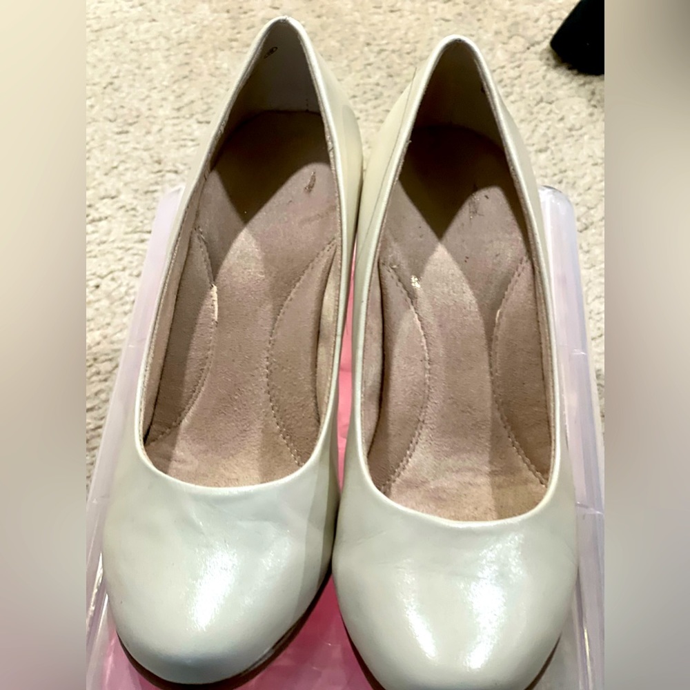 Almost brand new pumps